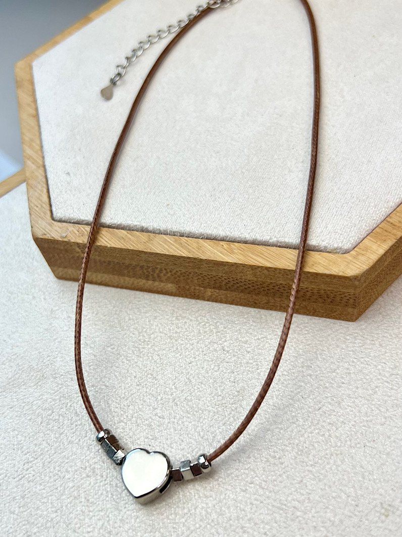 Colar Choker Miriam Marrom Pingente Coração